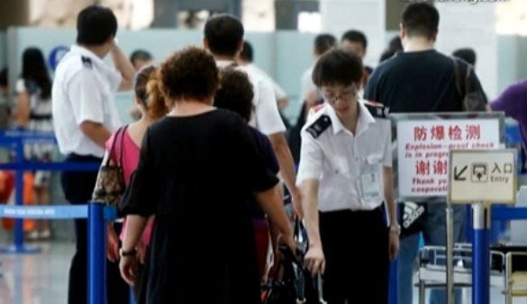 上海機(jī)場使用防爆設(shè)備輔助金屬探測儀安檢掃描[圖]