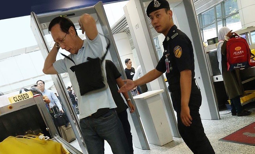 吉隆坡機場安檢門檢測通道安保形同虛設(shè)[圖]