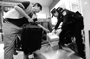 北京火車站售票廳正式啟用安檢設(shè)備