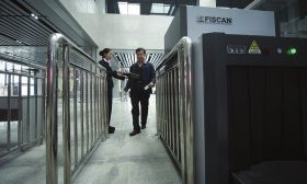 黎圫汽車(chē)站試采用金屬探測(cè)門(mén)安檢向高鐵站看齊