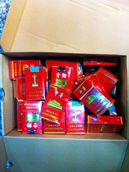 蟊賊偷30包中華煙欲飛成都過(guò)安檢門(mén)通道被查