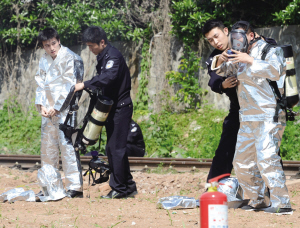 南京地鐵全線(xiàn)安檢 金屬探測(cè)門(mén)把關(guān)青奧會(huì)