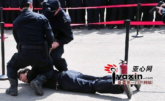 烏魯木齊市92個BRT站臺陸續裝安檢門