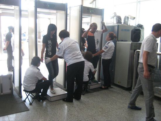 呼和浩特鐵路公安處集寧南站使用金屬安全門(mén)加強(qiáng)安檢