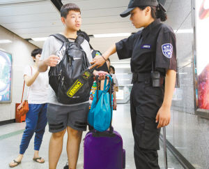 地鐵使用手持金屬探測(cè)儀 攜帶發(fā)膠也危險(xiǎn)