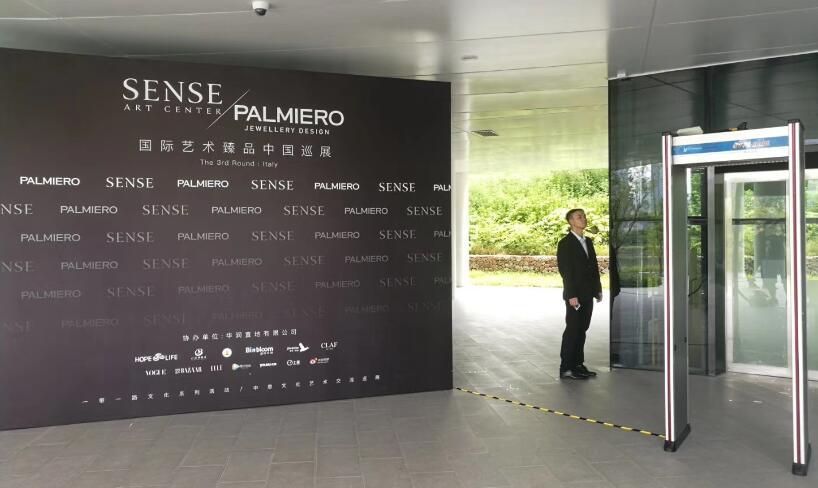 國(guó)際藝術(shù)臻品中國(guó)巡展會(huì)采用維和時(shí)代安檢門廠家供應(yīng)的金屬探測(cè)門[圖]