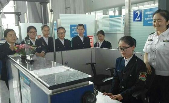 烏魯木齊機場安檢總站安檢門及金屬探測器技術培訓與時俱進.jpg 烏魯木齊機場安檢總站安檢門及金屬探測器技術培訓與時俱進.jpg