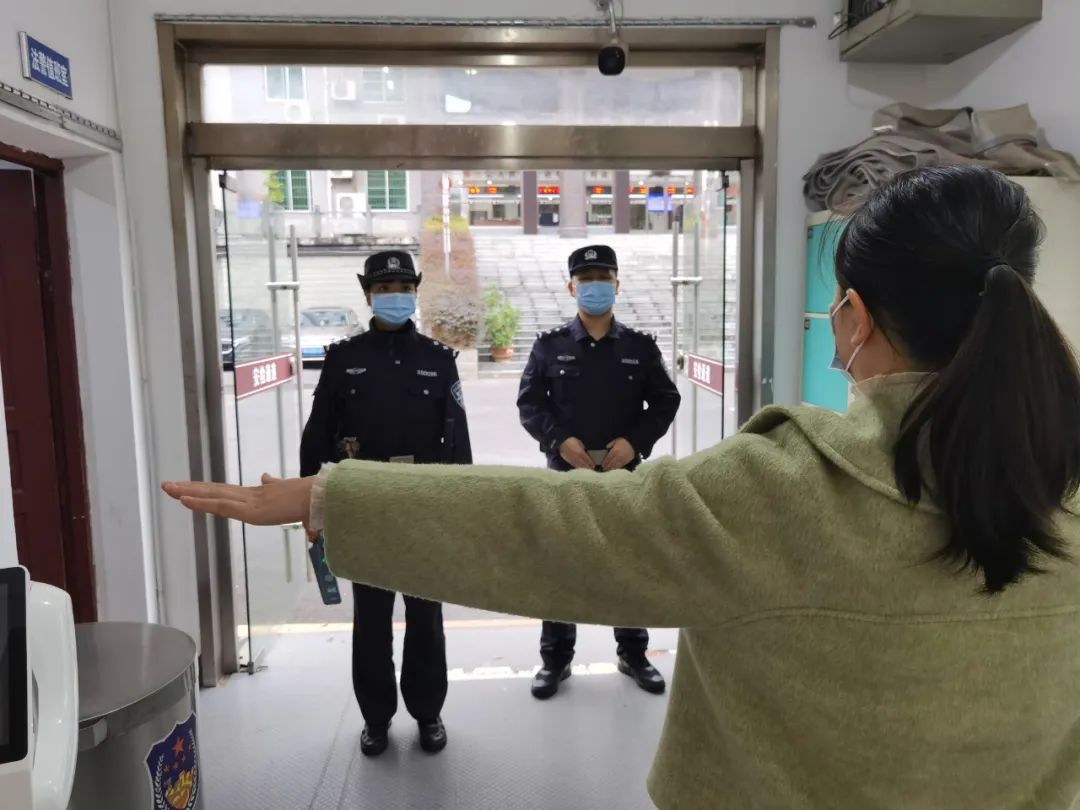 天柱法院安檢門顯神威，一女子攜帶違禁品被查獲！