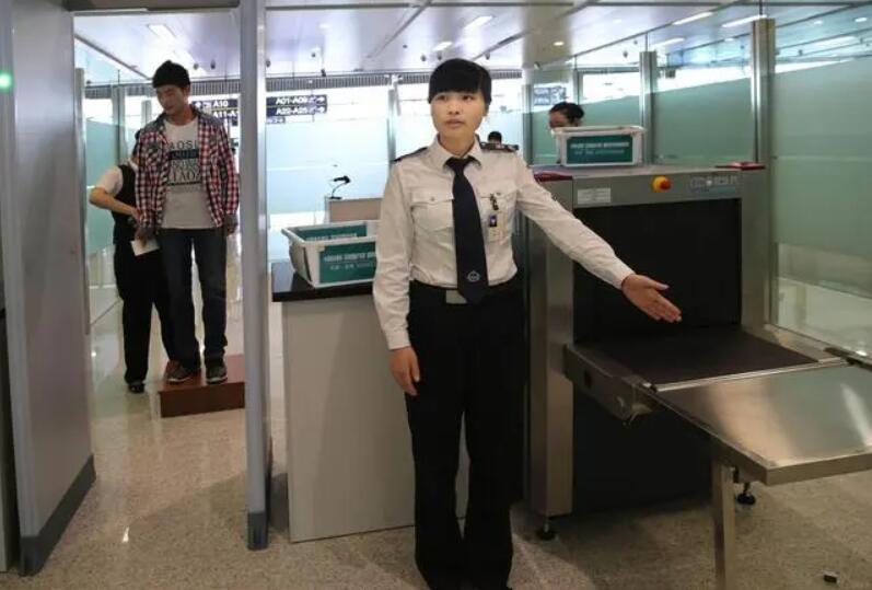 女性進入安檢門通道時，安檢員會感到尷尬嗎？過安檢的注意事項-2.jpg
